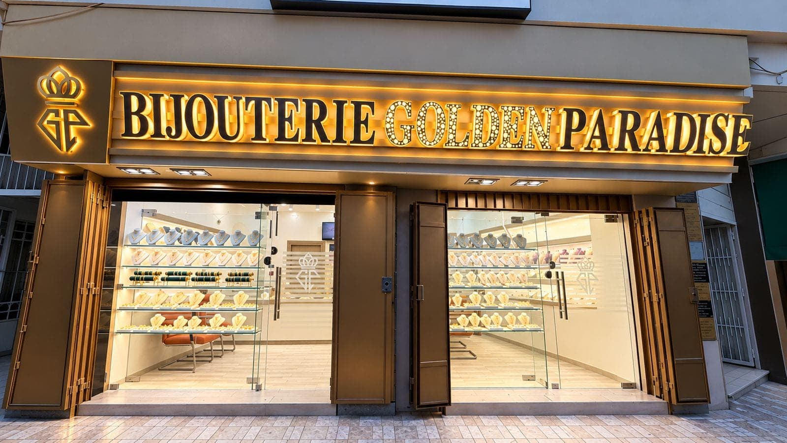 La façade éclairée de la bijouterie Golden Paradise, rue de Carthage